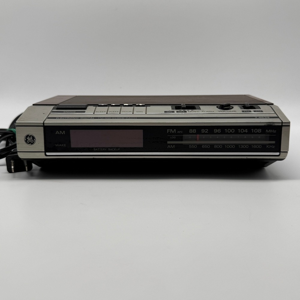 GE Alarm Clock Radio Vintage 7-4634B Woodgrain Silver Digital AM FM Retro 1980s